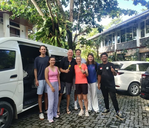 peoples on orangutan tour sumatra